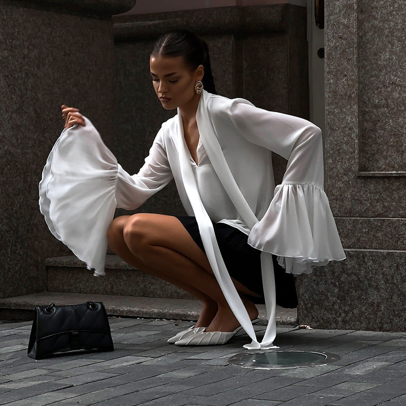 Chemise élégante transparente à manches longues et col en V à lacets et évasée de couleur unie